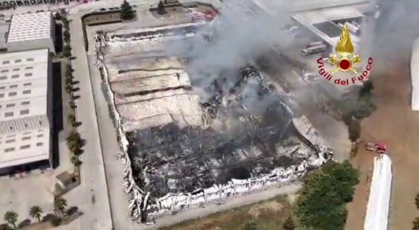 Incendio in un capannone nel casertano, le immagini