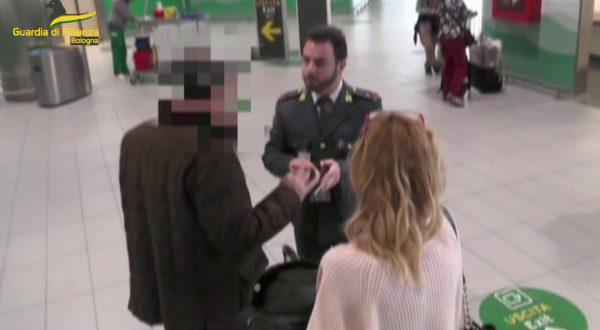 Sequestrati 460 grammi di oro all’aeroporto Marconi di Bologna