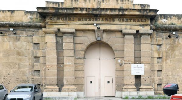 Palermo, Mulè in visita al carcere dell’Ucciardone “No sovraffollamento ma deve essere ristrutturato”