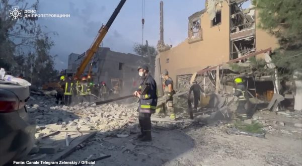 Ucraina, Zelensky “Attacco russo notturno causa 4 morti e 16 feriti”