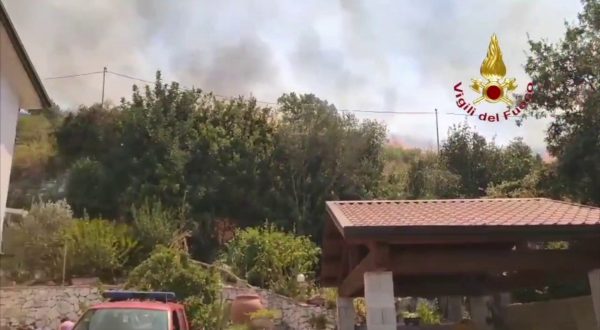 Incendio nel casertano, evacuate tre abitazioni