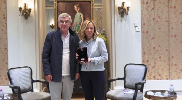 Meloni incontra a Parigi il presidente del Cio Bach