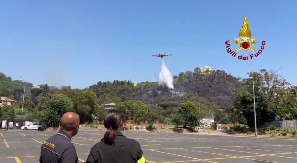 Roma, la bonifica di vigili del fuoco e canadair dopo l’incendio