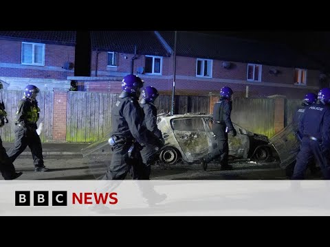 Thousands of UK police ready as rioters warned they will be dealt with quickly | BBC News