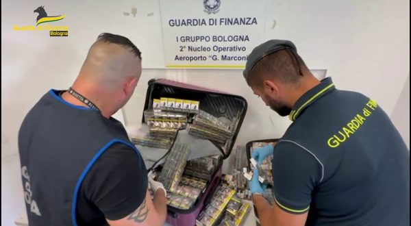 Scoperti in aeroporto a Bologna 44 Kg sigarette di contrabbando