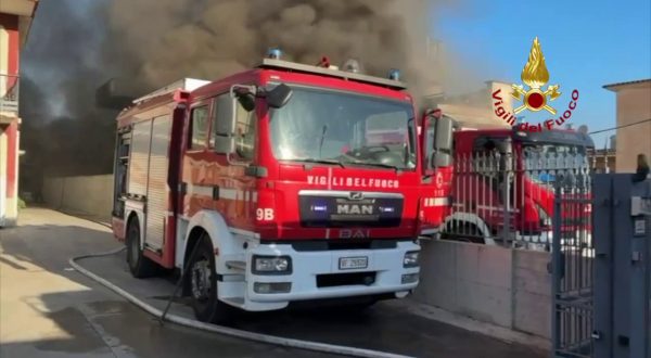 In fiamme un deposito a Palma Campania, le immagini