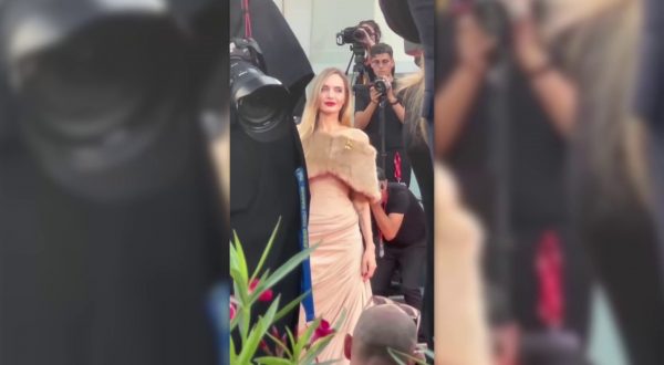 Angelina Jolie conquista il Lido, fan entusiasti a Venezia “Una dea”