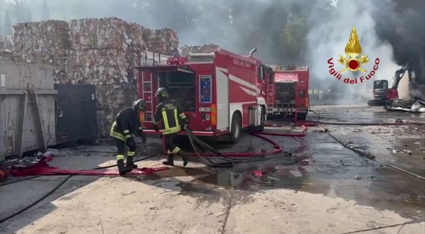 Incendio in un’azienda per lo smaltimento di carta nell’aretino