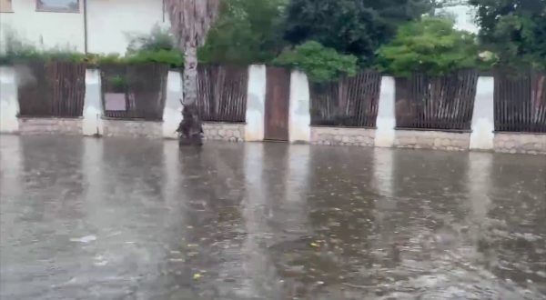 Acquazzone su Palermo con tuoni e fulmini, allagata Mondello