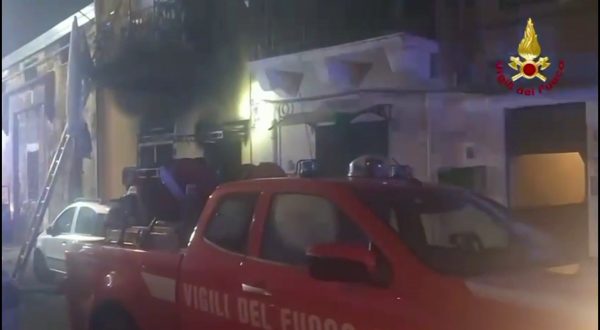 Palazzina in fiamme, paura a Palermo. Le immagini dei soccorsi