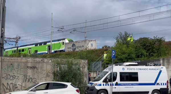 Treno passeggeri deraglia a Milano, feriti lievi