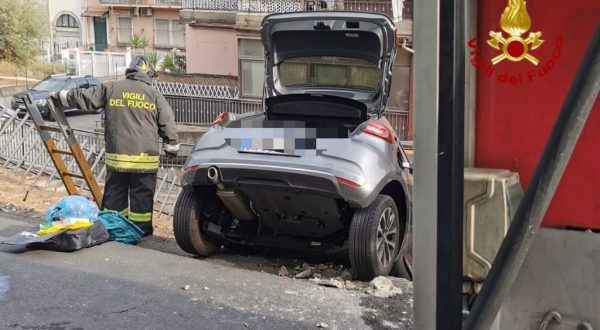 Acicastello, auto finisce in bilico su ciglio strada, salvata una donna