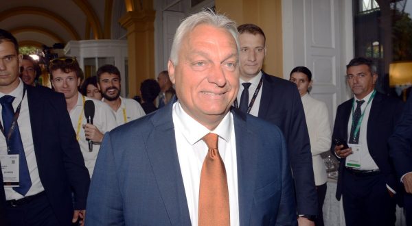 Ucraina, Orban “Per bloccare guerra serve comunicazione e cessate fuoco”