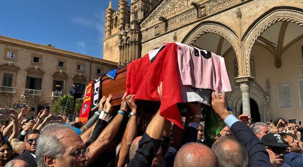 Amici e tifosi in Cattedrale per l’ultimo saluto a Schillaci