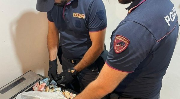 Nascondeva in casa una pistola e oltre 2 chili di droga, arrestato a Catania