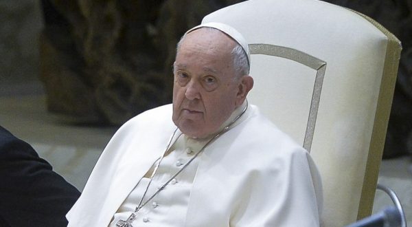 Papa “Fermare terribile escalation in Libano, è inaccettabile”