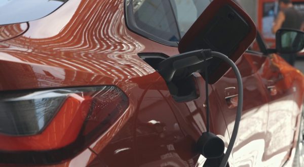 Brusco calo delle auto elettriche in Europa, solo Cina in crescita