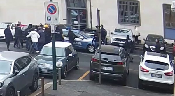 Poliziotti aggrediti a Torino, misure cautelari per 12 anarchici