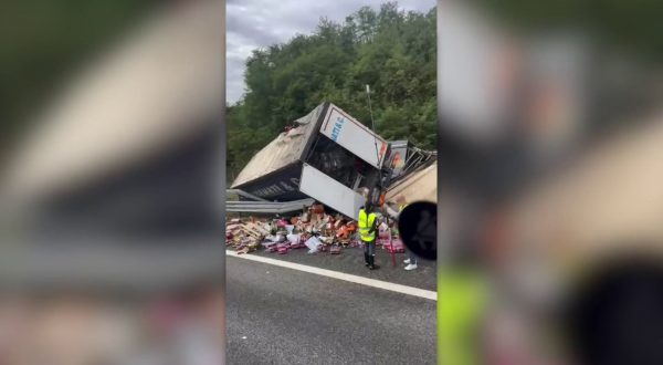 Due camion fuori strada sulla Milano-Torino, 6 km di code