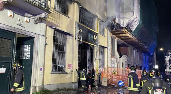 Incendio in un emporio cinese a Milano, morti tre giovani