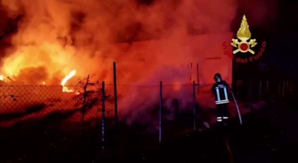 Incendio in un’azienda in provincia di Forlì, a fuoco capannone