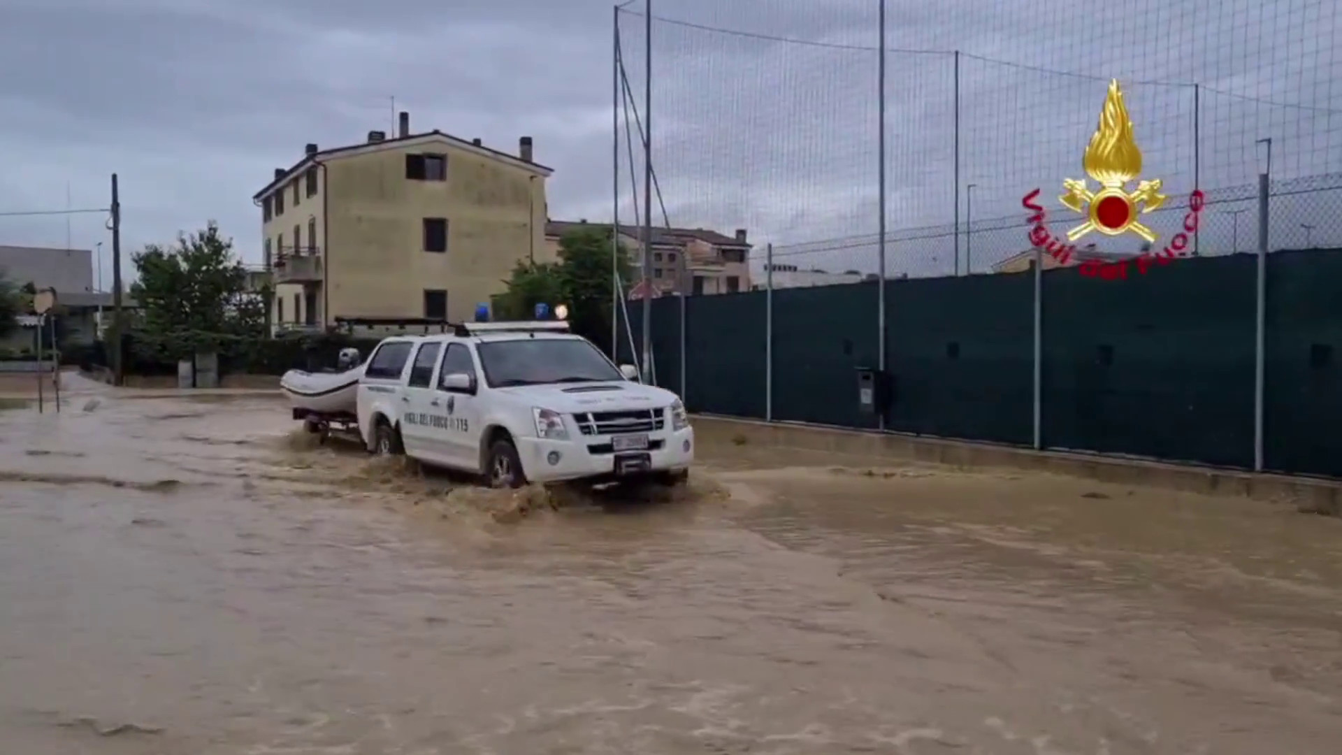 Vigili del fuoco soccorrono automobilisti ad Ancona per maltempo