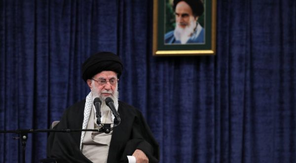 Khamenei “Israele non otterrà mai la vittoria su Hamas e Hezbollah”