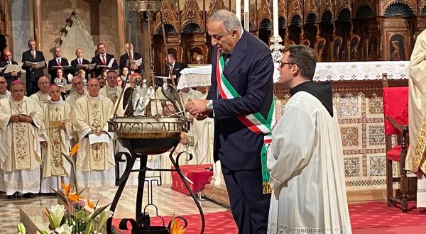 Lagalla accende la lampada votiva sulla tomba di San Francesco ad Assisi