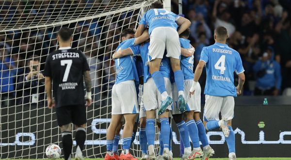 Il Napoli batte 3-1 il Como e conserva il primato solitario