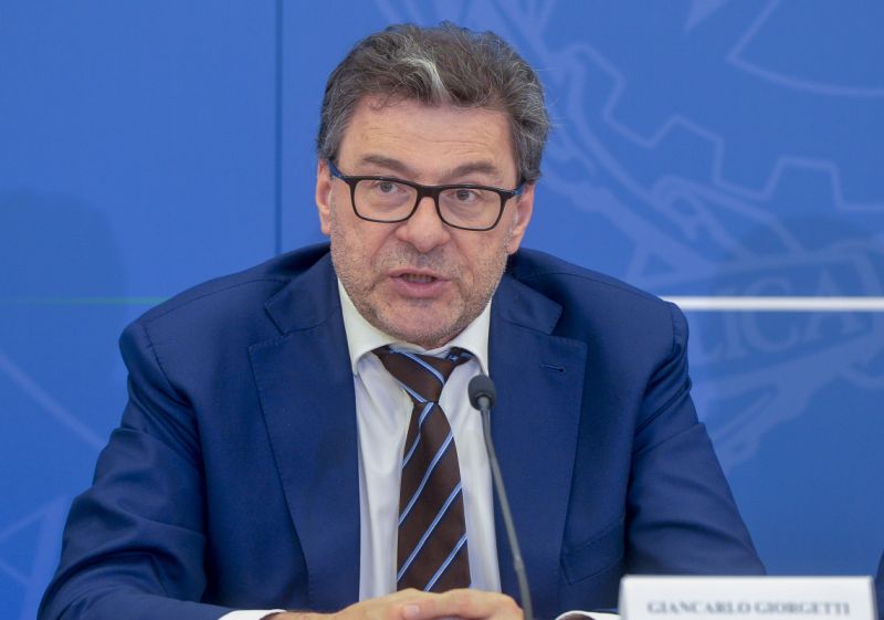 Giorgetti “Soddisfazione per avanzo primario positivo, debito un fardello”