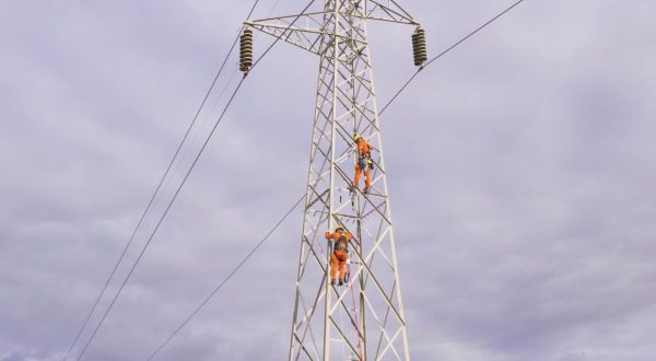 Terna, in Sicilia ammodernata rete elettrica con lavori sotto tensione