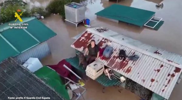 Alluvione Valencia, le immagini dei soccorsi