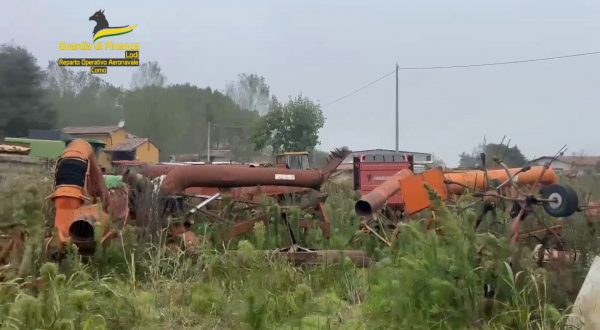 Scoperta a Lodi maxi discarica abusiva, le immagini dall’elicottero