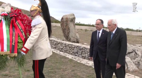 Mattarella e Begaj depongono corona di fiori a Portella della Ginestra