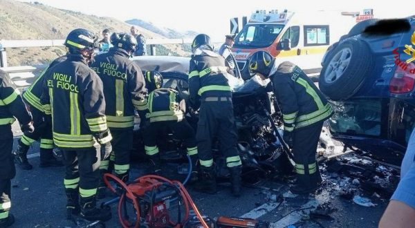 Scontro tra due auto sulla Palermo-Sciacca, tre morti e tre bambini gravi