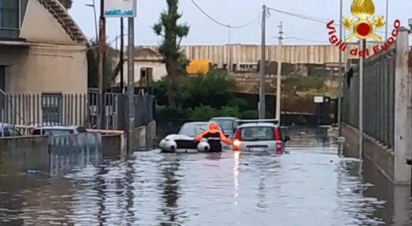 Maltempo e disagi in Sicilia, da Catania a Enna. Aeroporto di Palermo chiuso per allagamenti. Schifani convoca la giunta e predispone interventi