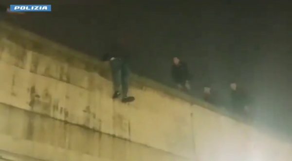 Prova a gettarsi dal ponte, le immagini del salvataggio della polizia