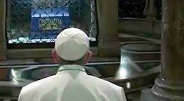 Defunti, Papa Francesco sceglie momento di silenzio al posto dell’Omelia