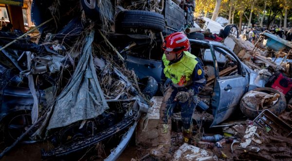 Alluvione Valencia, si scava in parcheggio-trappola sommerso dal fango