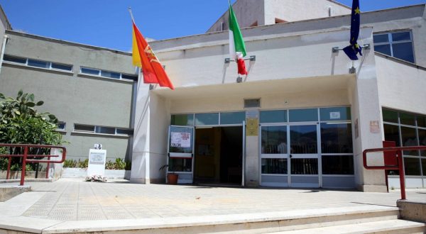 Furto cavi di rame alla scuola Falcone di Palermo, lasciata al buio e senz’acqua