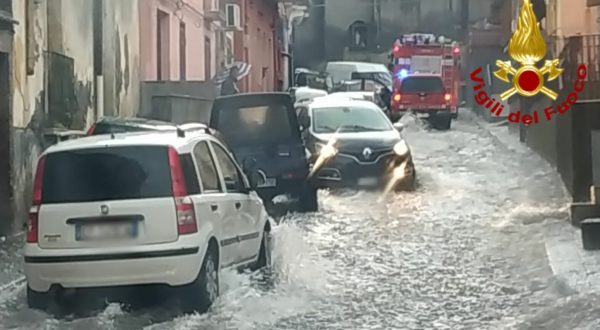 Maltempo nel Catanese, allagamenti e torrenti esondati. Persone intrappolate in casa e in auto