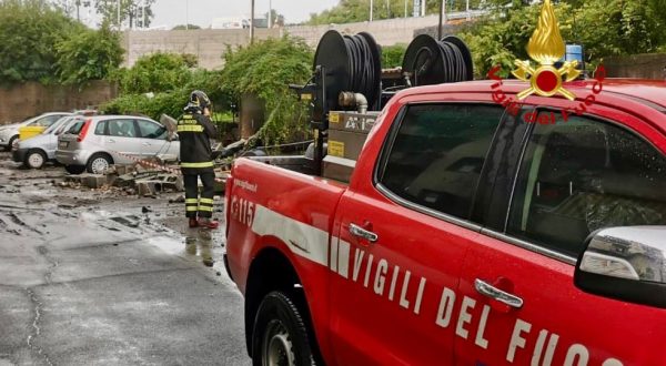 Danni e disagi per il maltempo nel Catanese, Vigili del fuoco al lavoro senza sosta