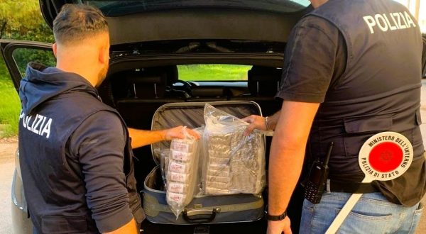 In auto con venti chili di hashish, 20enne arrestato nel Nisseno