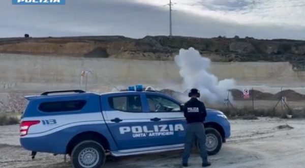 Nascondeva bombe carta in garage, 40enne arrestato a Catania