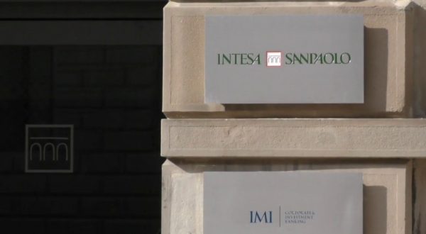 Intesa Sanpaolo, utile in aumento. Migliorano le stime per il 2025