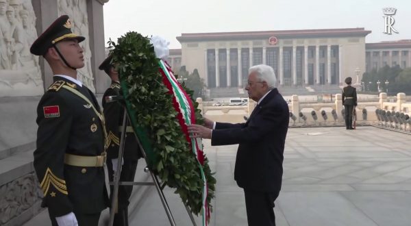 Pechino, Mattarella depone corona al Monumento degli Eroi del Popolo