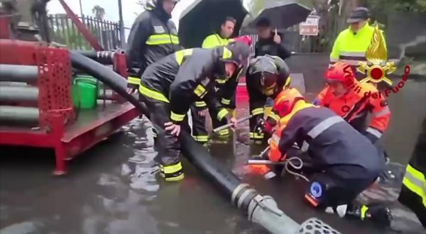 Maltempo a Catania, allagamenti e soccorritori in azione