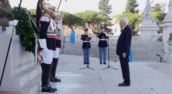 Festa Forze Armate, Mattarella rende omaggio al Milite Ignoto