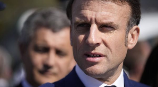 Francia, Macron “A giorni nominerò il nuovo primo ministro”