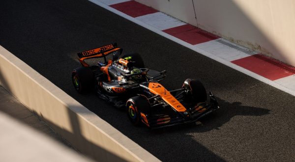 Prima fila McLaren ad Abu Dhabi, Sainz terzo, male Leclerc